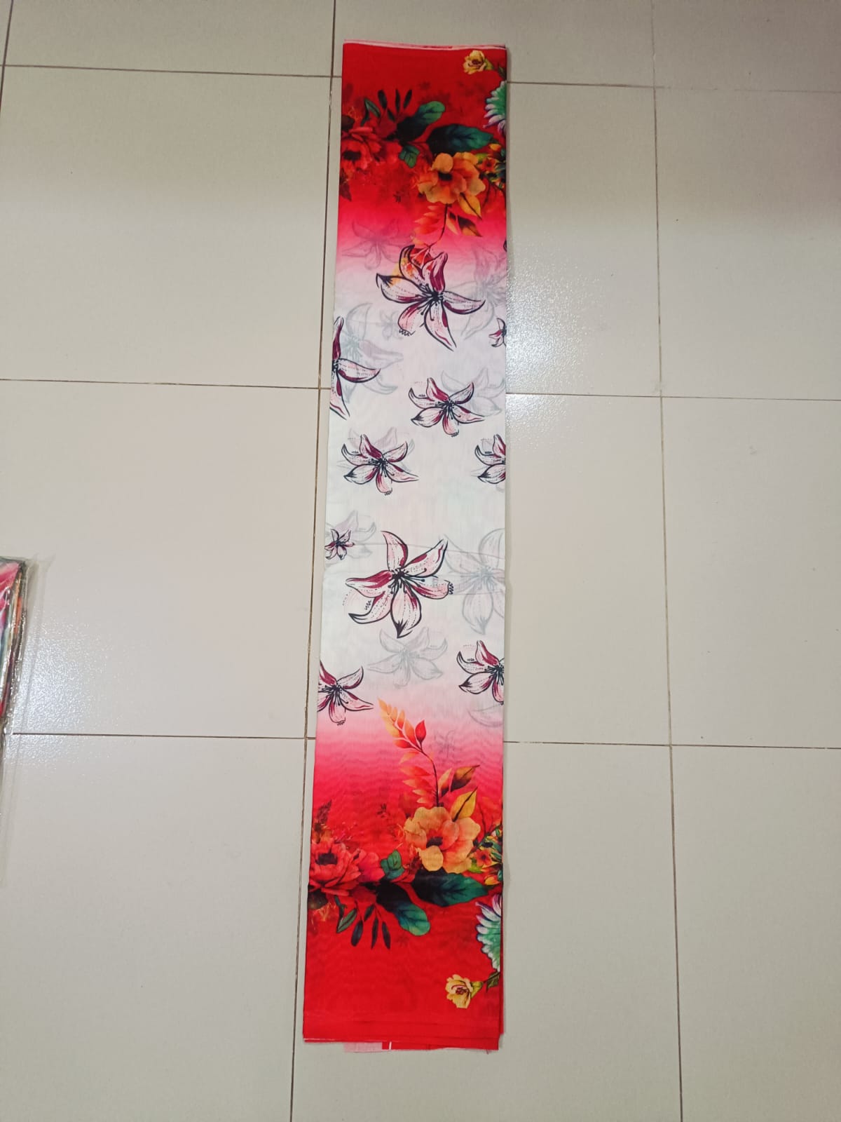 Multicolo Digital Print White and Red Color Saree - ডিজিটাল প্রিন্ট শাড়ী - পূজার শাড়ি কালেকশন - Image 4